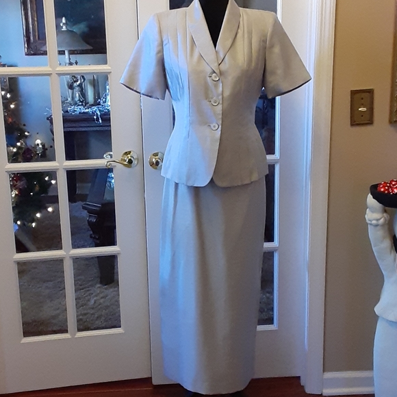 Le Suit Dresses & Skirts - Le Suit 2 piece gray short sleeve skirt & jacket suit fully lined size 6…EUC